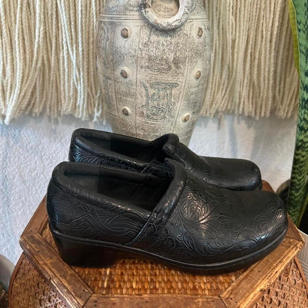 YUU Bethanee Black Clogs Slip On Embossed Paisley Work Black leather clogs 8.5